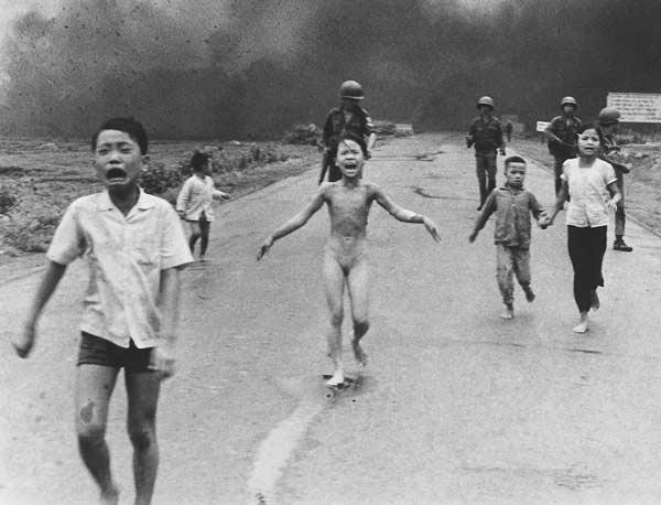 Bức ảnh Em bé Napalm của tác giả Nick Út mang lại cho ông sự nổi tiếng và Giải thưởng Ảnh báo chí Thế giới năm 1972. Phan Thị Kim Phúc (em bé không mặc quần áo) và những đứa trẻ khác bị bỏng do bom Napalm của Mỹ ném xuống Trảng Bàng – Tây Ninh. Đại học Columbia bình chọn bức ảnh này ở vị trí thứ 41 trong 100 bức ảnh có tầm ảnh hưởng nhất thế kỷ 20. Nick Út là người Mỹ gốc Việt, là phóng viên của hãng AP.